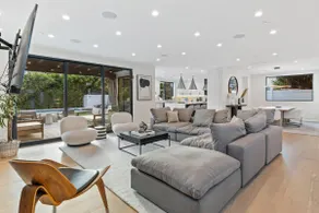 Elegant Beverly Grove Oasis with Top-Tier Comfort - Image 4