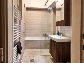 Modern Parkside Garden View Apartment - Image 4