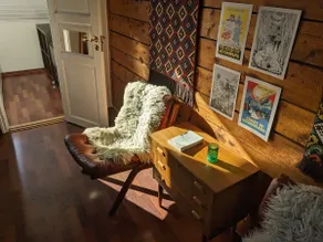 Central loft apartment with timber wall and wood burning stove. - Image 2