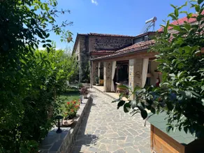 Cheerful 3-bedroom vacation home with garden - Image 2