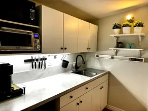 1 bedroom Suite: King, Parking, Upstairs, downtown - Image 4