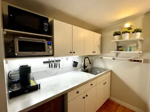 1 bedroom Suite: King, Parking, Upstairs, downtown - Image 3