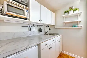 1 bedroom Suite: King, Parking, Upstairs, downtown - Image 2
