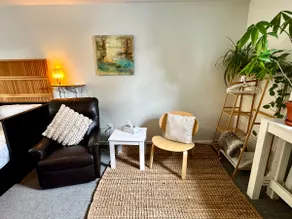 1 bedroom Suite: King, Parking, Upstairs, downtown - Image 5