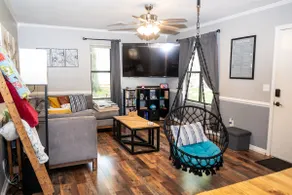 Enchanting 3-Bedroom home with nightly light shows - Image 2