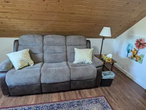 Charming 1br upstairs apartment w/kitchen, laundry - Image 3