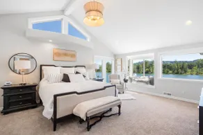 Beautiful Horseshoe Lakefront Mansion - Image 5