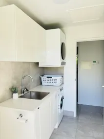 SMILEY'S BEACH HOUSE. \nOcean Views 100m to Water  Walk to everything. - Image 5