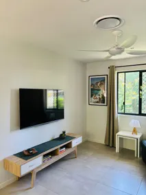 SMILEY'S BEACH HOUSE. \nOcean Views 100m to Water  Walk to everything. - Image 2