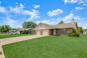 Clean | Cozy 2BR | Patio | Near Razorback Stadium - Image 4