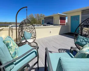 (DR79) 5BR Home w/ Roof Deck, Bay View & Parking - Image 3
