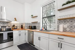 5-Min Walk to Starland Yard, Fast WiFi, Modern Apt - Image 5