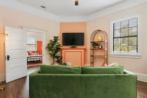 Georgia Peach Apt, Near SCAD + Starland, Fast WiFi - Image 2