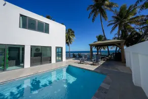 Seafront Beach House / Heated Pool & Beach Access - Image 2