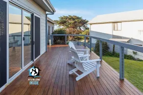 Coastal Style Pavilion House, Sea Views, Big Decks 1 street from Beach -Duney\n - Image 4