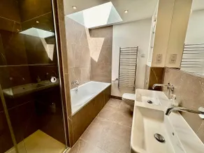 Observatory Retreat: Luxury Jericho Townhouse with Parking - Image 3
