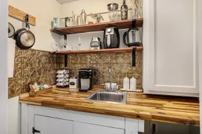 Pet Friendly & Convenient 2 Bedroom with private fenced in yard and Hottub  - Image 5