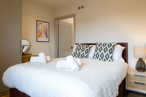 Large Duplex Apartment with Free Parking - Image 3