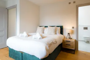 Large Duplex Apartment with Free Parking - Image 4