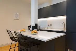 Large Duplex Apartment with Free Parking - Image 5