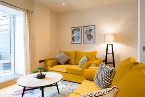 Large Duplex Apartment with Free Parking - Image 2