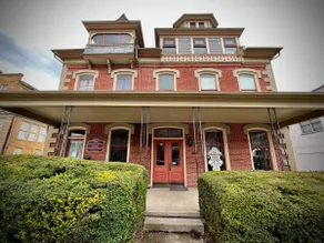 Cool, Retro Getaway in Heart of Downtown - Image 3
