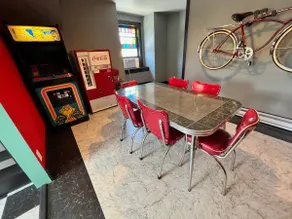 Cool, Retro Getaway in Heart of Downtown - Image 2