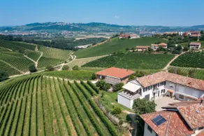 House with terrace overlooking the Barbaresco vineyards - Image 5