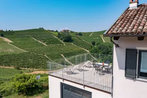 House with terrace overlooking the Barbaresco vineyards - Image 4