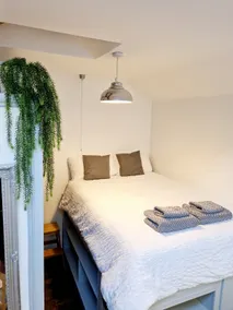 Cute, cosy apartment near city centre free parking - Image 4