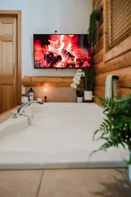 Jacuzzis & Family Kitchen & Entertainment Area - Image 4