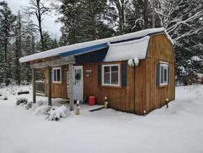 Quiet acre lot with cozy creek cabin & bathhouse - Image 5