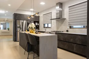 Spectacular Penthouse with Huge Front & Rear Rooftops. - Image 3