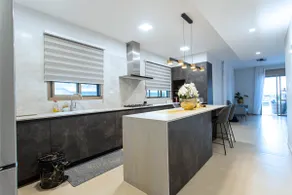 Spectacular Penthouse with Huge Front & Rear Rooftops. - Image 4