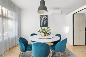 Spacious South Yarra Townhouse - Free Parking - Image 4