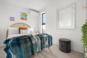 Spacious South Yarra Townhouse - Free Parking - Image 3