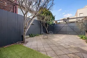 Spacious South Yarra Townhouse - Free Parking - Image 5