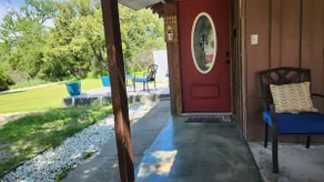 Adorable 2-bedroom guesthouse with free parking - Image 2