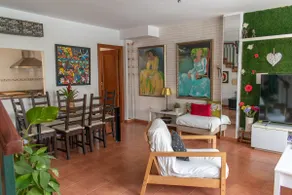 Townhouse with art, books and pool near the sea - Image 3