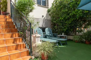 Townhouse with art, books and pool near the sea - Image 5