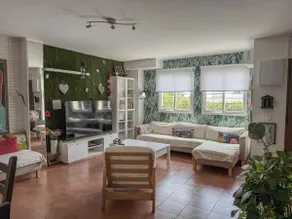 Townhouse with art, books and pool near the sea - Image 2