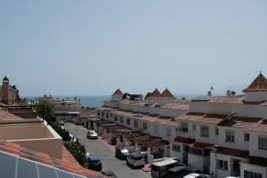 Townhouse with art, books and pool near the sea - Image 4