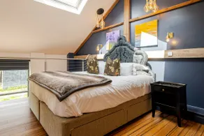 Stunning deluxe space, mezzanine floor, great view - Image 2