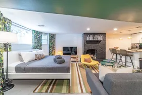 Lucky Green/3-Level 9BR/Parking/Sleeps 19/Wrigley - Image 2