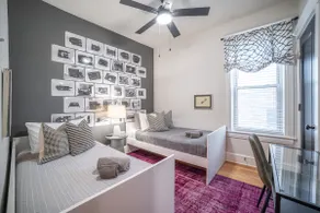 Lucky Green/3-Level 9BR/Parking/Sleeps 19/Wrigley - Image 4