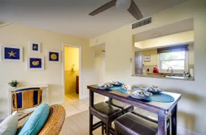 Island getaway near the beach - Image 3