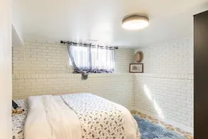 Modern 2 Bedroom, 3 Free Parking, Near Square One - Image 2