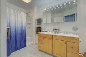 Spacious Downtown Venice Island Condo Near Beach - Image 5