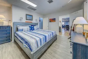 Spacious Downtown Venice Island Condo Near Beach - Image 2