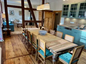 Lakeside apartment on historic castle courtyard - Image 3